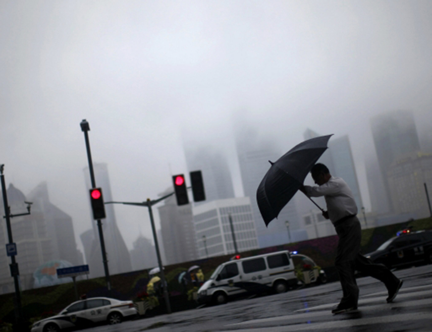 ПЕКИНГ, 12.АПРИЛА /СРНА-Ројтерс/ - Кину су погодили вјетрови тајфунске снаге што је довело до затварања историјских локација и поремећаја саобраћаја, а у неким подручјима забиљежене су сњежне падавине и град.