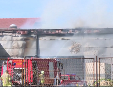 ПРИЈЕДОР, 12. АПРИЛА / СРНА/ - Три лица лакше су повријеђена приликом покушаја гашења пожара у складишном дијелу фирме у Приједору, а на лицу мјеста нису пронађени трагови који би упућивали на постојање елемената кривичног дјела, саопштено је из Полицијске управе Приједор.