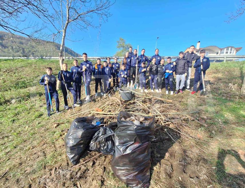 КОТОР ВАРОШ, 12. АПРИЛА /СРНА/ - У Котор Варошу данас су се организованој прољећној акцији чишћења и уређења града одазвали запослени у локалној самоуправи, јавним предузећима и установама, представници невладиних организација и удружења грађана и спортски клубови.