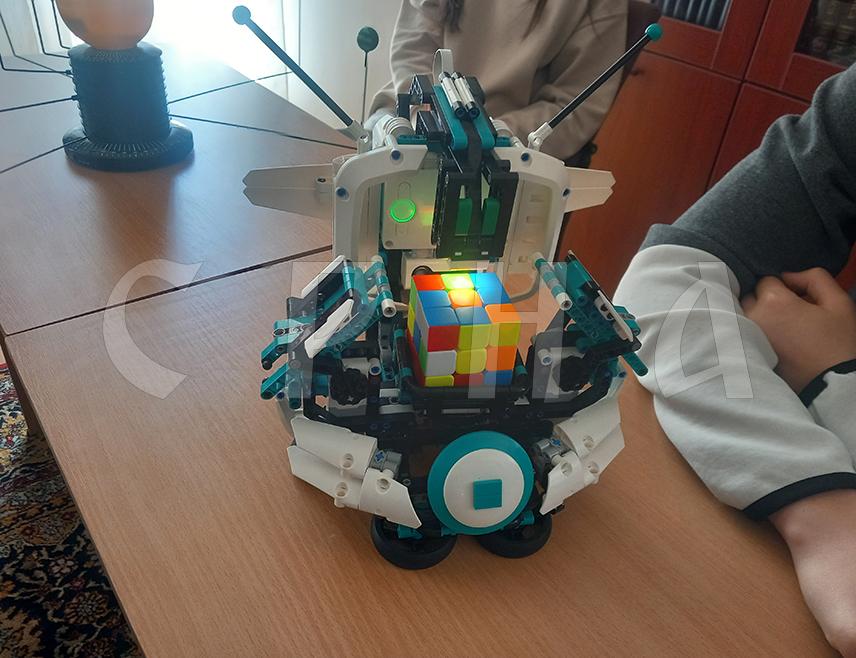 TРЕБИЊЕ, 12. АПРИЛА /СРНА/ - У Народној библиотеци Tребиње, данас су Амерички кутак ове установе, и Друштво физичара источне Херцеговине организовали "Мини фестивал физике, на којем професори и ученици, чланови овог друштва, уз помоћ опреме и изложених апарата демонстрирају занимљиве физичке појаве.