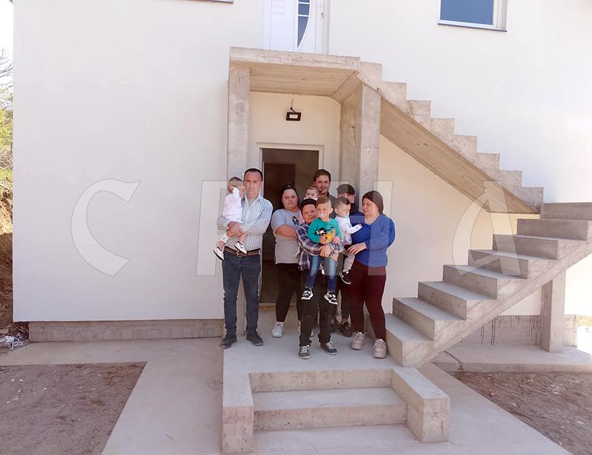 НОВИ ГРАД, 12. АПРИЛА /СРНА/ - Породица Ђурашиновић из Доњег Водичева код Новог Града уселила је у нову кућу коју је изградила Хуманитарна организација "Срби за Србе".
