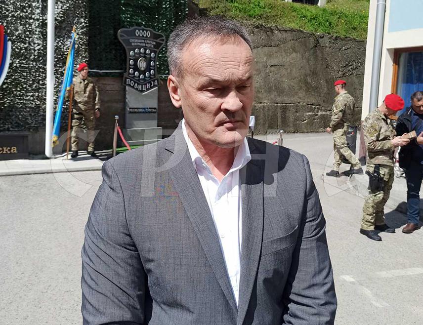 ЗВОРНИК, 12. АПРИЛА /СРНА/ - У Зворнику су данас обиљежене 33 године од формирања Централног одреда Специјалне бригаде полиције Републике Српске, а тим поводом служен је парастос и положени вијенци на спомен-плочу погинулим припадницима те јединице.