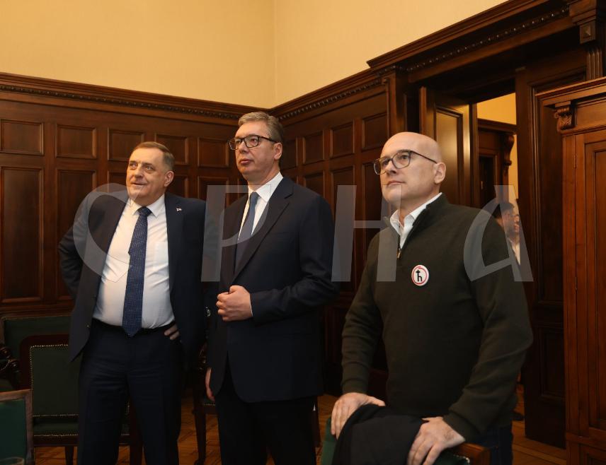 БЕОГРАД, 12. АПРИЛА /СРНА/ - Предсједник Србије Александар Вучић састао се са предсједником Републике Српске Милорадом Додиком у Београду уочи централног догађаја свенародног сабора "Не дамо Србију".