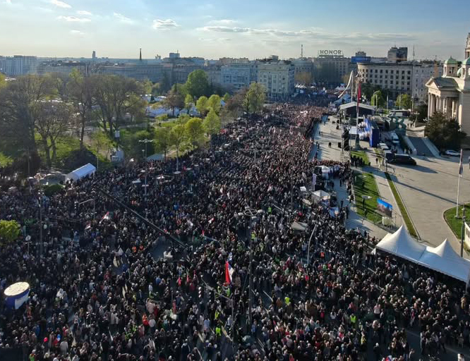 БЕОГРАД, 12. АПРИЛА /СРНА/ - У Београду је, пред више стотина хиљада грађана, почео централни догађај свенародног сабора "Не дамо Србију", у присуству предсједника Србије Александра Вучића, те предсједника Републике Српске Милорада Додика.