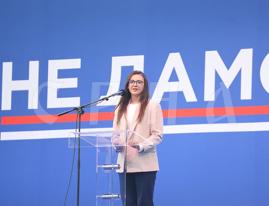 БЕОГРАД, 12. АПРИЛА /СРНА/ - На централном великом свенародном скупу "Не дамо Србију" у Београду позвани су студенти да се врате на универзитете и укину блокаде, да, бранећи право на образовање, одбране право на живот, јер Србија не смије да стане.