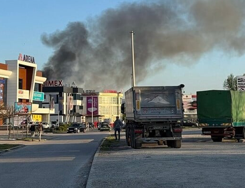 ТУЗЛА, 12. АПРИЛА /СРНА/ - У једном од објеката предузећа "Храстик" у Живиницама данас је дошло до пожара већег овима, саопштено је из Управе полиције Министратва унутрашњих послова /МУП/ Тузланског кантона.