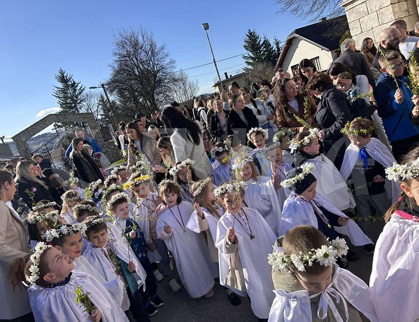 СОКОЛАЦ, 12. АПРИЛА /СРНА/ - Црквена општина Соколац и малишани соколачког вртића прославили су вечерас у порти Цркве Светог пророка Илије Лазареву суботу и Врбицу у присуству огромног броја дјеце и грађана.