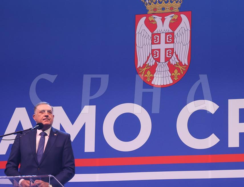 БЕОГРАД, 12. АПРИЛА /СРНА/ - Предсједник Републике Српске Милорад Додик истакао је у Београду у обраћању на свенародном скупу "Не дамо Србију" да српски народ има Србију, која не смије да буде заустављена, јер је судбински важна за Србе из Српске који су уз предсједника Александра Вучића.