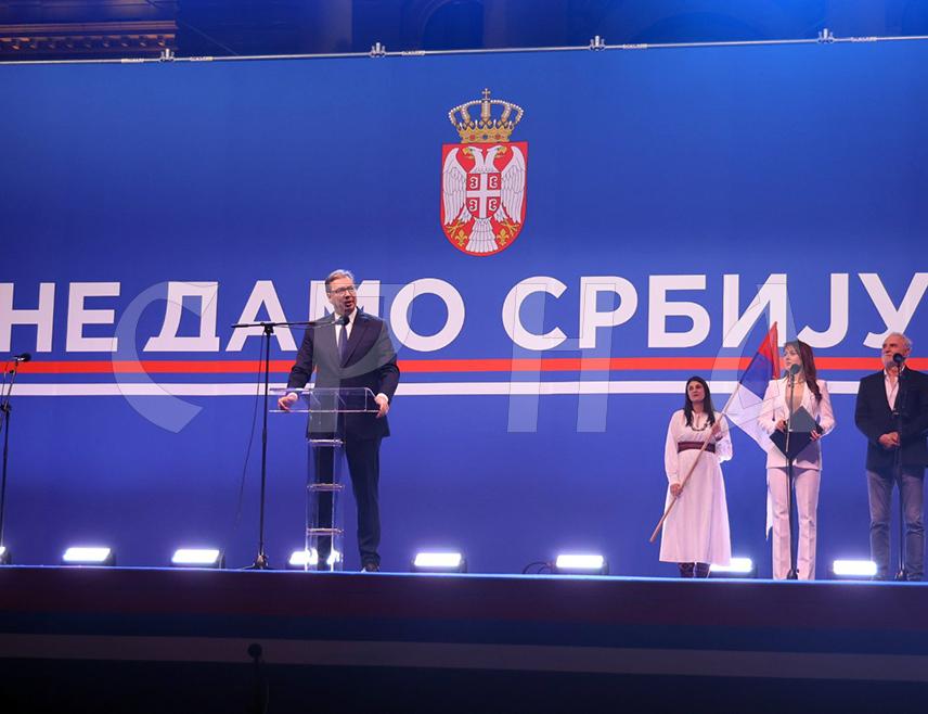 БЕОГРАД, 12. АПРИЛА /СРНА/ - Предсједник Србије Александар Вучић захвалио је грађанима који су дошли из цијеле Србије, са Косова и Метохије, из Републике Српске, Црне Горе, Сјеверне Македоније на вечерашњи централни свенародни скуп "Не дамо Србију" у Београду.