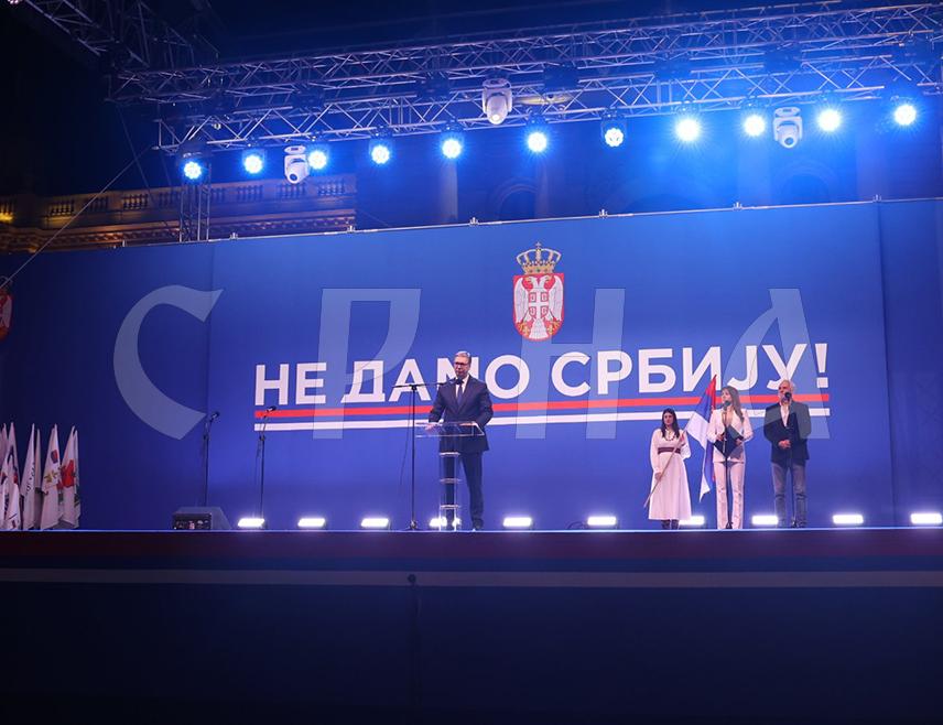 БЕОГРАД, 12. АПРИЛА /СРНА/ - На централном свенародном скупу "Не дамо Србију" у Београду предсједник Александар Вучић изнио је низ захтјева у име окупљених, те затражио да надлежни органи и институције, прије свих тужилаштва, покрену поступке како би био успостављен ред и мир у држави, те омогућено сваком ђаку и студенту да се школује и студира.