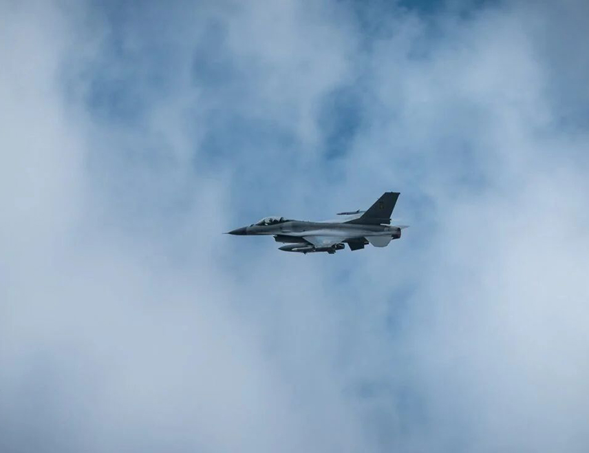 КИЈЕВ, 12. АПРИЛА /СРНА/ - Пилот украјинског борбеног авиона "Ф-16" погинуо је приликом пада летјелице током "борбене мисије" и ово је други такав губитак у сукобу са Русијом.