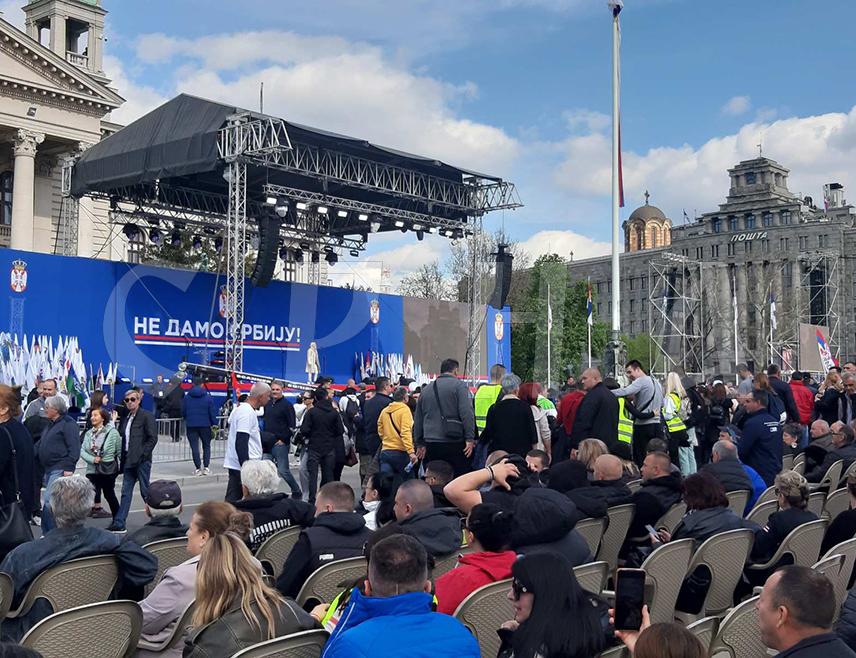 БЕОГРАД, 13. АПРИЛА /СРНА/ - У Београду је данас завршни, трећи дан свенародног скупа "Не дамо Србију", када ће грађани моћи да се на штандовима у центру града упознају о културама и традицији свих дијелова Србије и прикључе Покрету за народ и државу.