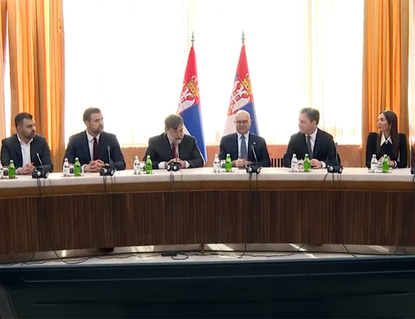 БЕОГРАД, 13. АПРИЛА /СРНА/ - Премијер Србије у техничком мандату Милош Вучевић разговарао је у Београду са привредном делегацијом Срба из Беча, којима је поручио да не треба да буду забринути и да ће држава Србија и њене институције бити сачувани.