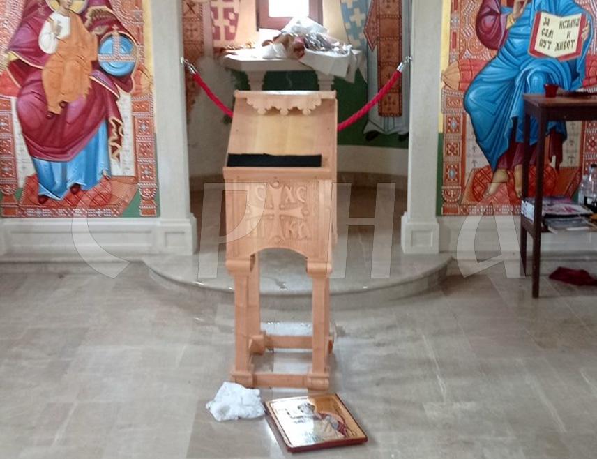 МОСTАР, 13. АПРИЛА /СРНА/ - Мјештани мостарског насеља Раштани затекли су јутрос обијену и оскрнављену Цркву Светог великомученика Прокопија коју су изградили прије двије године у мјесном православном гробљу.