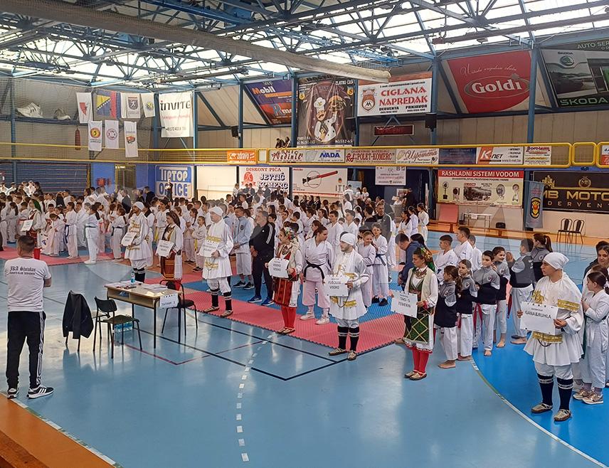 ДЕРВЕНТА, 13. АПРИЛА/СРНА/- У Дервенти се данас одржава Прво коло лиге шампиона Републике Српске у каратеу, на којем учешће је узело 16 клубова са око 250 такмичара из Републике Српске, Федерациј БиХ и Србије.