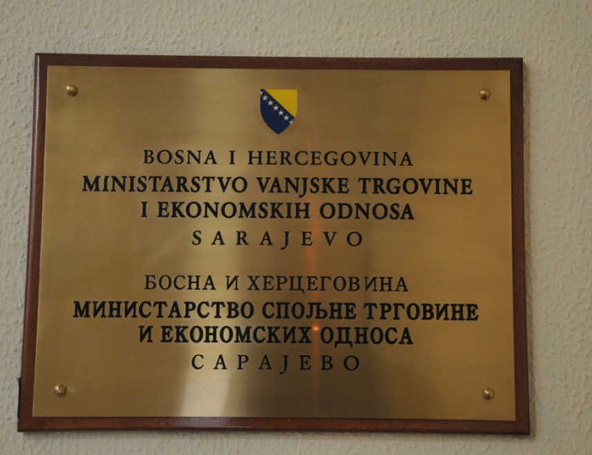 САРАЈЕВО, 13. АПРИЛА /СРНА/ - Замјеник предсједавајуће Савјета министара и министар спољне трговине и економских односа Сташа Кошарац примиће сутра у Сарајеву делегацију Руске Федерације, коју ће предводити копредсједавајући Комисије за трговину и економску сарадњу између БиХ и Русије Антон Шалајев.