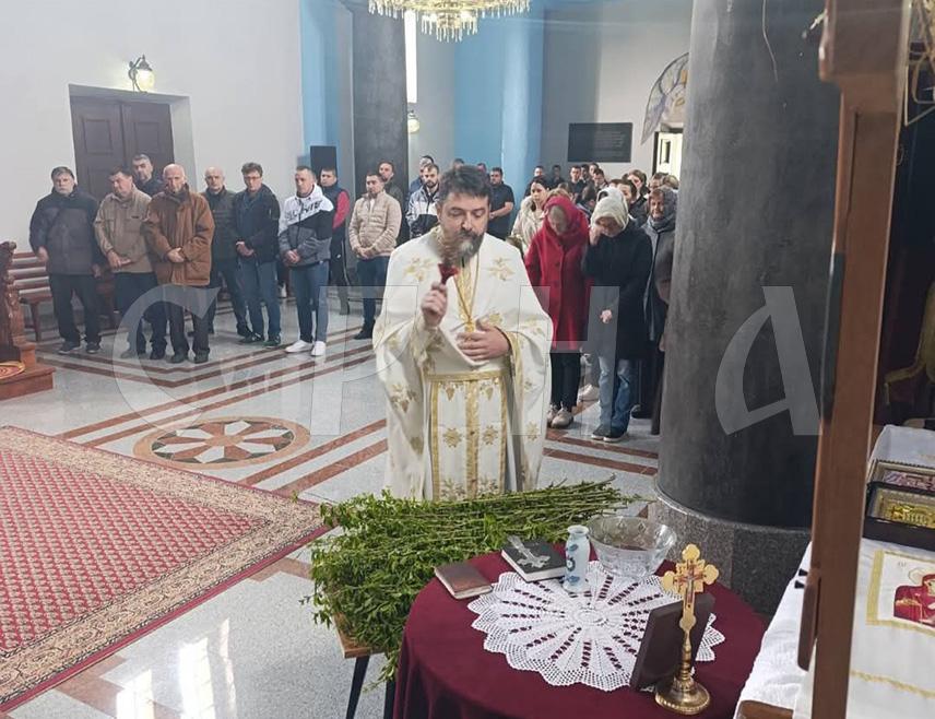 ДРВАР, 13. АПРИЛА /СРНА/ - У Храму Светог Саве у Дрвару данас је обиљежен празник Цвијети, којим православни вјерници прослављају улазак Господа Исуса Христа у Свети град Јерусалим.