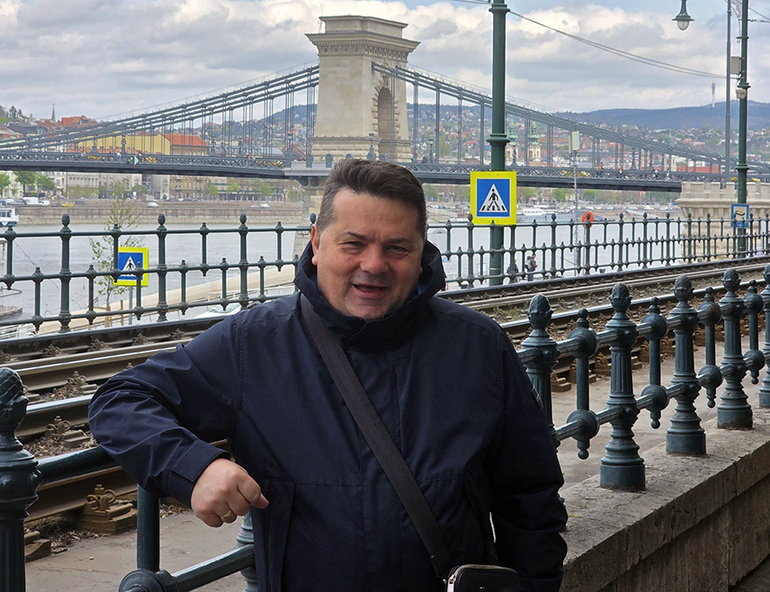 БАЊАЛУКА, 14. АПРИЛА /СРНА/ - Предсједник Народне скупштине Републике Српске Ненад Стевандић истакао је данас након доласка у Будимпешту да не руши никакав уставни поредак већ то чине његови прогонитељи.