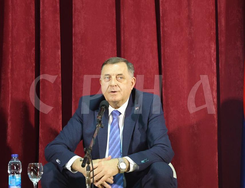 ДЕРВЕНТА, 14. АПРИЛА /СРНА/ - Предсједник Републике Српске Милорад Додик изјавио је да бројни пријатељи у свијету разумију ситуацију у Српској и да он одговара само народу који га је бирао.