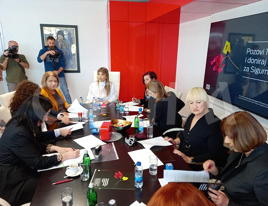 БАЊАЛУКА, 15. АПРИЛА /СРНА/ - Генерални директор "М:тела" Јелена Триван и представници осам сигурних кућа из БиХ потписали су данас у Бањалуци уговоре о донацији у вриједности 100.000 КМ.