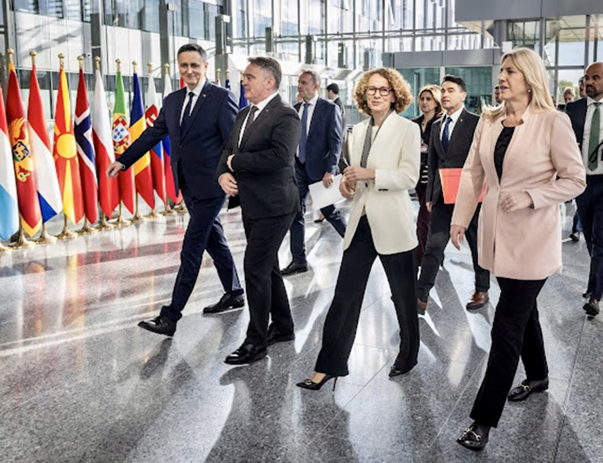 БРИСЕЛ, 15. АПРИЛА /СРНА/ - Српски члан и предсједавајућа Предсједништва БиХ Жељка Цвијановић истакла је данас на састанку Сјеверноатлантског савјета у Бриселу да Дејтонски споразум не даје право било ком странцу да доноси законе или мијења Устав.