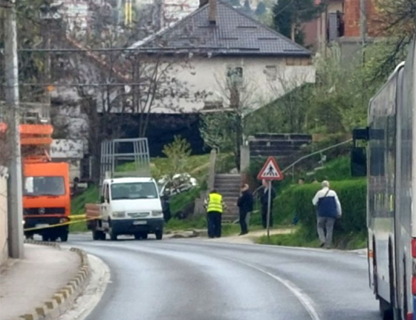 САРАЈЕВО, 15. АПРИЛА /СРНА/ - Два радника повријеђена су на Кобиљој Глави када су приликом саобраћајне незгоде испали из корпе док су постављали жице за тролејбус, потврђено је Срни из Министарства унутрашњих послова Кантона Сарајево.