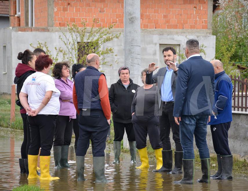 ПРИЈЕДОР, 15. АПРИЛА /СРНА/ - Градоначелник Приједора Слободан Јавор данас је у насељу Балтин Баре обишао домаћинства погођена посљедњим поплавама и са мјештанима разговарао о проблемима с којима су суочени и могућностима за њихово хитно рјешавање.