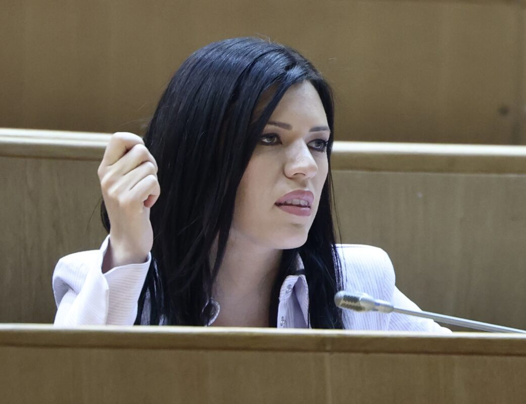 САРАЈЕВО, 15. АПРИЛА /СРНА/ - Шеф Клуба посланика СНСД-а у Представничком дому Парламентарне скупштине БиХ Сања Вулић оцијенила је данас да је вануставно Тужилаштво БиХ, умјесто да буде гарант владавине права и независне правде, постало инструмент политичког обрачуна и продужена рука нелегитимних страних актера.