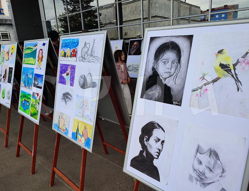 ГРАДИШКА, 15. АПРИЛА /СРНА/ - У Градишци је данас организована изложба и додјела награда најуспјешнијим учесницима на конкурсу ликовног стваралаштва, на који се пријавило 300 основаца и средњошколава, као и дјеце из предшколских установа.