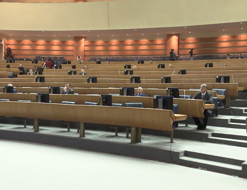 САРАЈЕВО, 15. АПРИЛА /СРНА/ - Представнички дом Парламентарне скупштине БиХ усвојио је данас Приједлог закона о измјенама и допуни Закона о порезу на додату вриједност, а прихваћена је и иницијатива за проналажење начина исплате дуга према словеначком предузећу "Вијадукт".