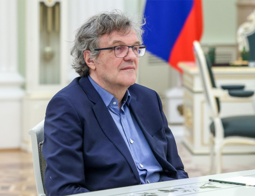 БЕОГРАД, 16. АПРИЛА /СРНА/ - Прослављени српски и свјетски режисер Емир Кустурица добио је позив администрације предсједника Руске Федерације Владимира Путина да присуствује као гост војној паради у Москви на Дан побједе, 9. маја.