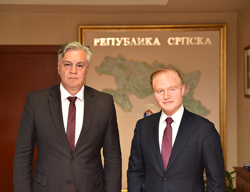 БАЊАЛУКА, 16. АПРИЛА /СРНА/ - Министар унутрашњих послова Републике Српске Синиша Каран разговарао је данас у Бањалуци са чланом тима америчке администрације који истражује трошење новца посредством УСАИД-а у БиХ Мартином де Луком о актуелној политичко-безбједносној ситуацији, са посебним акцентом на кризу коју су изазвале одлуке Кристијана Шмита.