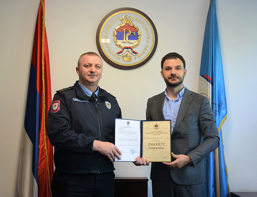 ПРИЈЕДОР, 16. АПРИЛА /СРНА/ - Градоначелнику Приједора Слободану Јавору данас је уручена Плакета Министарства унутрашњих послова /МУП/ Републике Српске као признање за посебне резултате у раду, саопштено је из Градске управе.