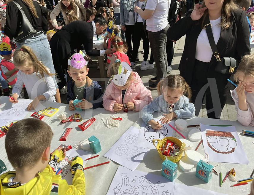 КОЗАРСКА ДУБИЦА, 16. АПРИЛА /СРНА/ - Манифестација "У сусрет Васкрсу" окупила је данас у Козарској Дубици бројне малишане који су цртали васкршње украсе најављујуђи највећи хришћански празник.