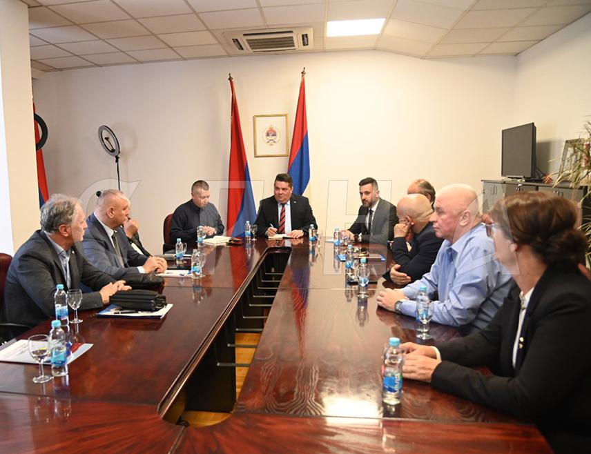 BANJA LUKA, APRIL 16 /SRNA/ - Republika Srpska National Assembly Speaker Nenad Stevandić says after the meeting with representatives of the organisations stemming from the Defensive-Patriotic War that there are many more demands than before to decide on the new constitution of Srpska in a referendum, as it would gain more legitimacy.