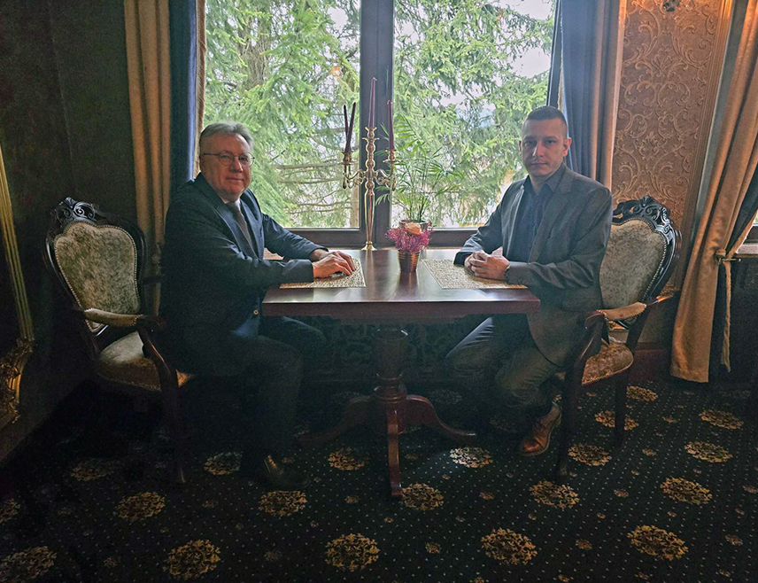 САРАЈЕВО, 16. АПРИЛА /СРНА/ - Замјеник министра одбране у Савјету министара Александар Гогановић и амбасадор Руске Федерације у БиХ Игор Калабухов подржали су суверенитет и територијални интегритет БиХ у складу Дејтонским споразумом, као и Републику Српску у политичкој борби за свој опстанак.