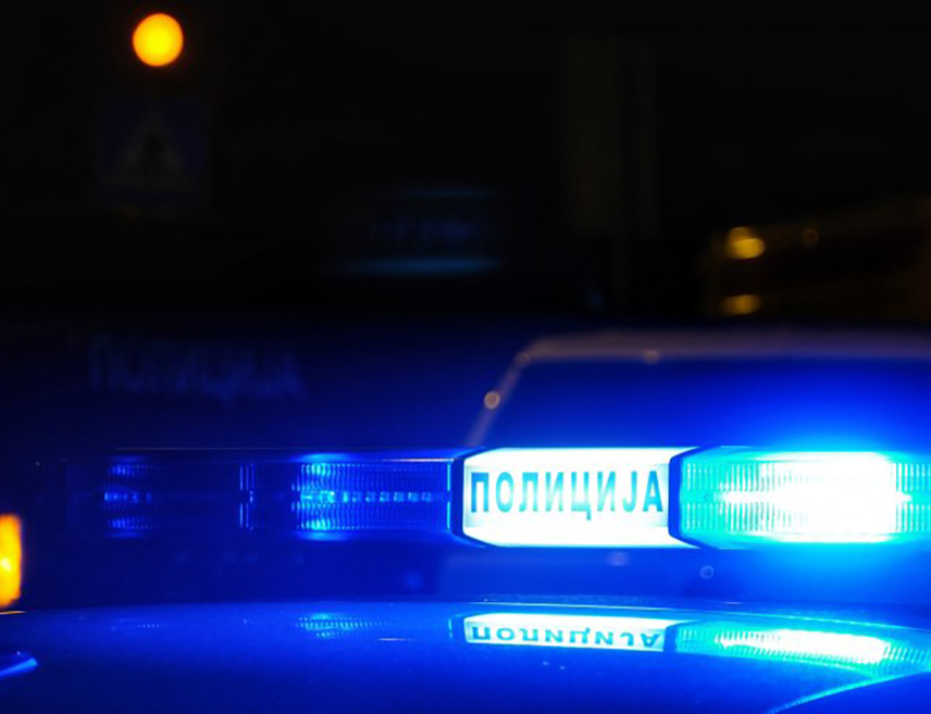 TРЕБИЊЕ, 17. АПРИЛА /СРНА/ - Једна особа је погинула, а четворо је повријеђено у у саобраћајној несрећи на путу Требиње-Дубровник, потврђено је Срни из требињске Хитне помоћи.