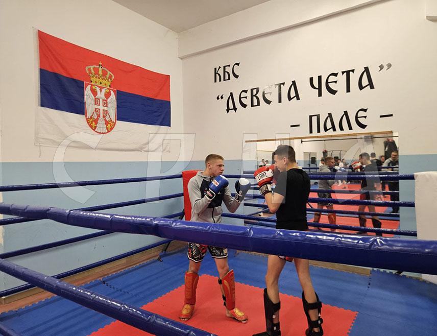 ПАЛЕ, 19. АПРИЛА /СРНА/ - Члановима репрезентације Србије и Кик-бокс клуба "Девета чета" са Пала Манојлу Ђурићу и Урошу Мимићу циљ је да постану професионални прваци свијета, а кажу да је све могуће ако човјек вјерује у себе и Бога.