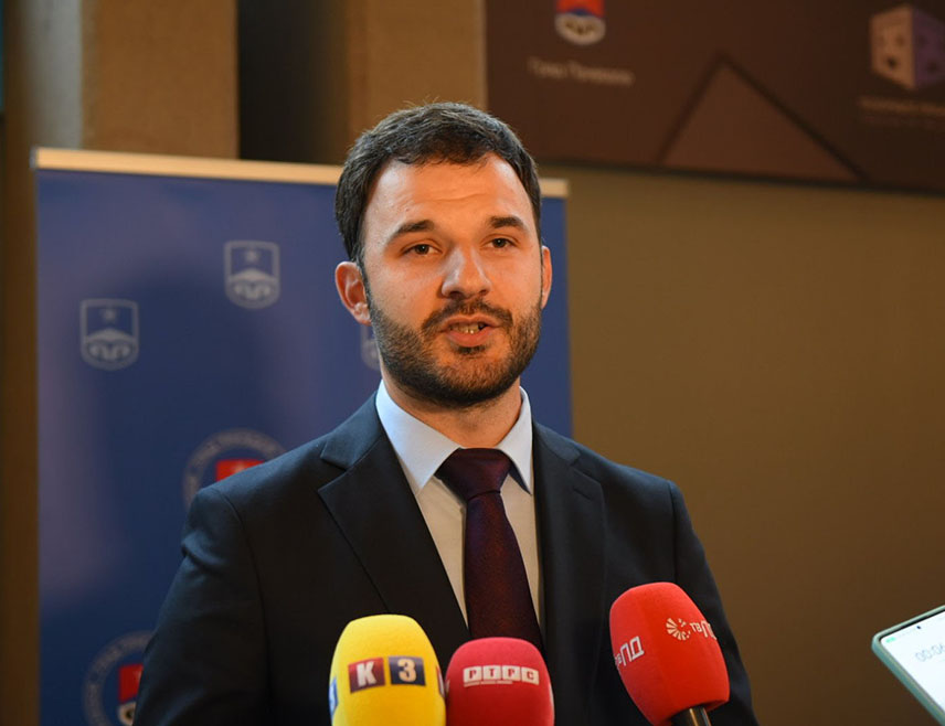 ПРИЈЕДОР, 17. АПРИЛА /СРНА/ - Градоначелник Приједора Слободан Јавор рекао је данас да је одлука Владе Републике Српске да одобри за Приједор 5,5 милиона КМ прва активност у реализацији свега што је прошле седмице договорено на посебној сједници Скупштине града и што је обећао предсједник Српске Милорад Додик.