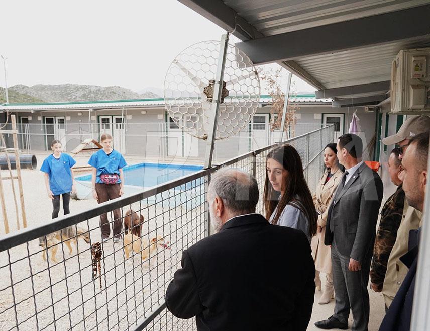 TREBINJE, APRIL 17 /SRNA/ - "Danica" dog rescue shelter in Trebinje, which houses about a hundred dogs, takes well care of the animals who have adequate care, and is the shelter that can serve as an example of good practice in the region, said the general director of the Animal Network, David Barritt, the organisation that financed the construction of this shelter.