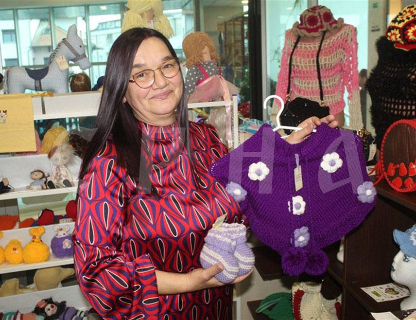 СРБАЦ, 21. АПРИЛА /СРНА/ - Ручни рад није само занат, већ умјетност прожета емоцијом и личном посвећеношћу, чему свједочи и примјер Сњежане Шапоња из Српца чија је љубав према традицији преточена у јединствене, чаробне креације које се не носе само на тијелу, већ и у срцу.