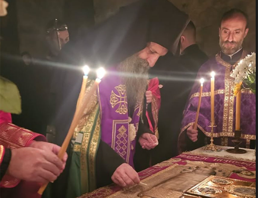 БЕОГРАД, 19. АПРИЛА /СРНА/ - Његова светост патријарх српски Порфирије служио је јутрење Велике суботе са статијама у манастиру Пећка патријаршија.