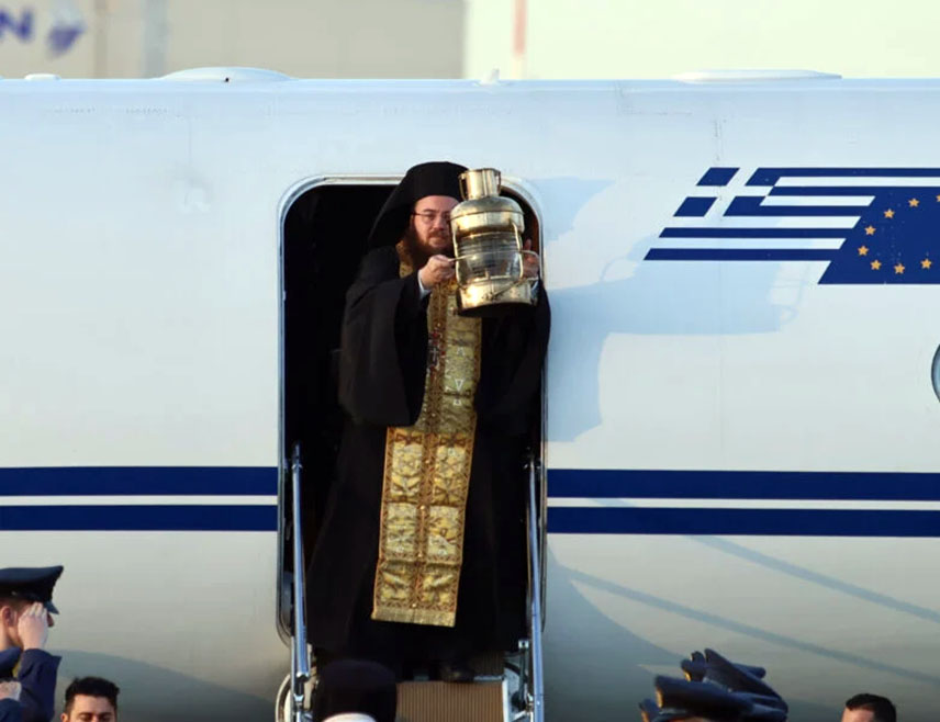 АТИНА, 19. АПРИЛА /СРНА/ - Мисија из Јерусалима која је носила Благодатни огањ стигла је у Грчку и дочекана је свечано на Међународном аеродрому у Атини, пише "Катимерини".