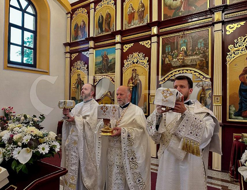 ПРЊАВОР, 20. АПРИЛА /СРНА/ - У свим православним храмовима у Прњавору јутрос је свештенство у присуству великог броја вјерника служило литургије поводом највећег хришћанског празника - Васкрса.