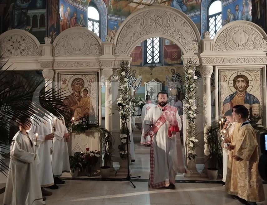 TРЕБИЊЕ, 20. АПРИЛА /СРНА/ - У требињском Саборном храму Преображења Господњег јутрос је служена Света литургија поводом највећег хришћанског празника Васкрса.