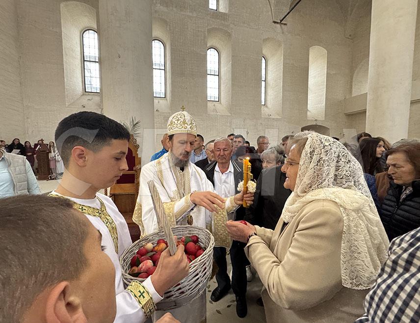 МОСТАР, 20. АПРИЛА /СРНА/ - Његово високопреосвештенство митрополит захумско-херцеговачки Димитрије служио је празнично јутрење и Васкршњу литургију у Саборној цркви Свете Tројице у Мостару која још није обновљена.