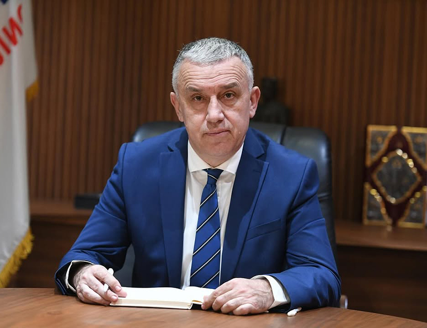 БЕОГРАД, 20. АПРИЛА /СРНА/ - Предсједник Српске листе Златан Елек честитао је Васкрс и пожелио да радост Христовог васкрсења донесе мир у срца, снагу за јединство и слогу у временима када је најпотребнији и да охрабри Србе у борби за опстанак и останак на вјековним огњиштима - на Косову и Метохији.