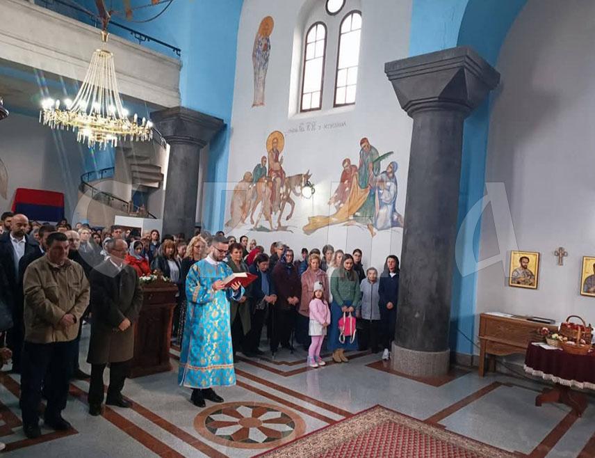 ДРВАР, 20. АПРИЛА /СРНА/ - У Храму Светог Саве у Дрвару данас је служена Васкршња литургија, а прослави празника Христовог васкрсења присуствовао је велики број вјерника.