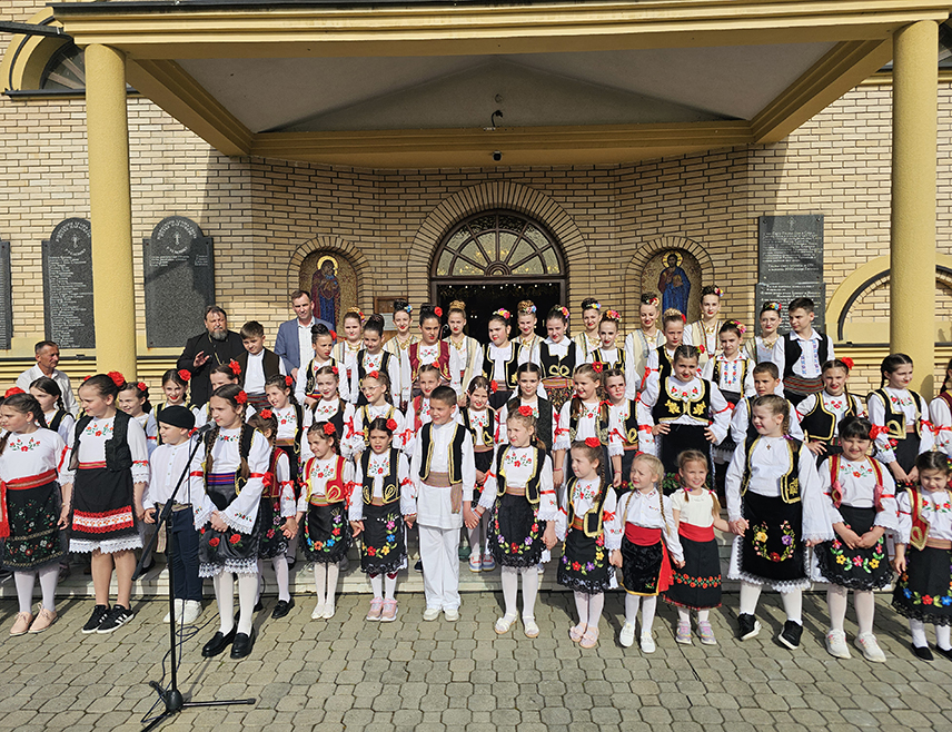 УГЉЕВИК, 20. АПРИЛА /СРНА/ - Традиционална изложба васкршњих јаја у порти угљевичког храма Преподобне мати Параскеве окупила је 44 учесника, а три најљепше нашарана васкршња јаја награђена су са по 100 КМ.