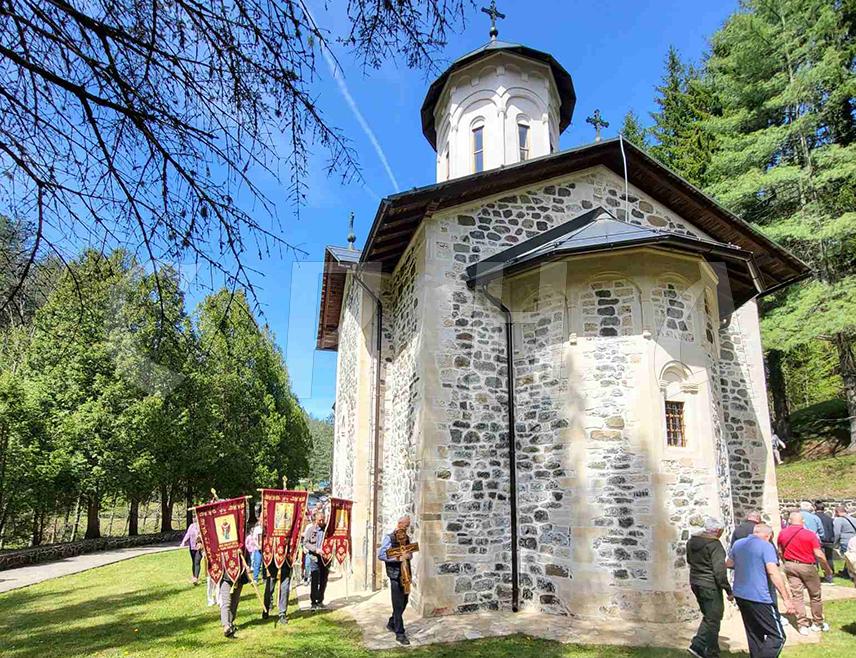 ВОЗУЋА, 20. АПРИЛА /СРНА/ - Више стотина православних вјерника прославило је данас највећи хришћански празник Васкрс у манастиру Света Tројица - Возућица у општини Завидовићи у ФБиХ.